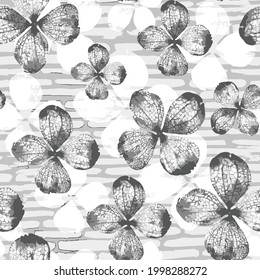 Flor de esqueleto negro sin costura sobre fondo de textura gris. Esbozo floral dibujado a mano.Patrón elegante sin fisuras con flores decorativas,