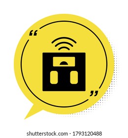 Icono de báscula Black Smart aislado en fondo blanco. Equipamiento para medir el peso. Internet de cosas con conexión inalámbrica. Símbolo amarillo de burbuja de habla. Vector