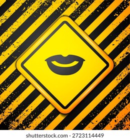 Icono sonriente negro de los labios aislado en fondo amarillo. Símbolo de sonrisa. Señal de advertencia. Vector
