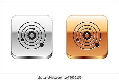 Icono del sistema solar negro aislado en fondo blanco. Los planetas giran alrededor de la estrella. Botón cuadrado dorado plateado.  Ilustración vectorial