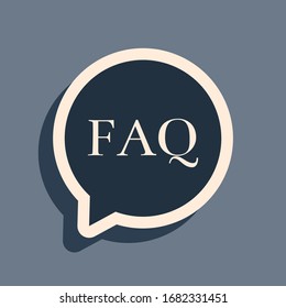 Bubble Black Speech con el texto FAQ icono de información aislado en fondo gris. Botón Círculo con FAQ de texto. Estilo de sombra largo. Ilustración vectorial