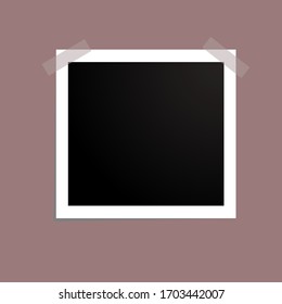 Un cuadrado negro con un marco blanco pegado en la parte superior con dos cintas sobre un fondo burdeos claro. Ilustración vectorial.