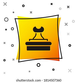 Icono de sello negro aislado en fondo blanco. Botón cuadrado amarillo. Vector.