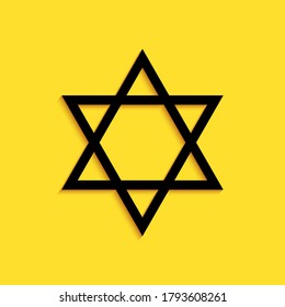 Icono de Estrella Negra de David aislado en fondo amarillo. Símbolo de religión judía. Estilo de sombra larga. Vector.