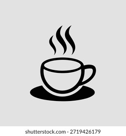 Schwarze dampfende Tasse Kaffee auf einem dunklen Untertassengetränk