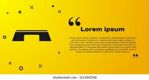 Icono de plataforma de paso negro aislado en fondo amarillo.  Vector