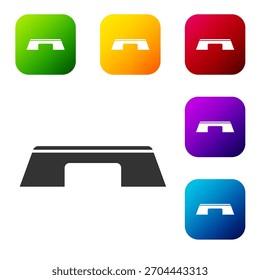 Icono negro de la plataforma del paso aislado en el fondo blanco. Establezca los íconos en Botones cuadrados de color. Vector