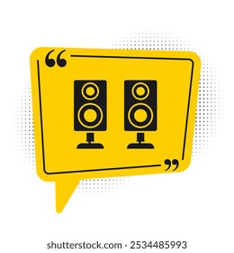 Icono de altavoz estéreo negro aislado sobre fondo blanco. Altavoces del sistema de sonido. Icono de música. Equipo de bajos de altavoces de columna musical. Símbolo amarillo de la burbuja del discurso. Vector