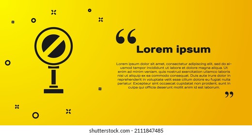 Icono de signo de parada negra aislado en fondo amarillo. Símbolo de detención de advertencia de tráfico.  Ilustración vectorial
