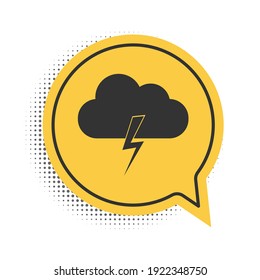 Icono de Tormenta Negra aislado en fondo blanco. Señal de nube y relámpago. Icono meteorológico de la tormenta. Símbolo amarillo de burbuja de habla. Vector.
