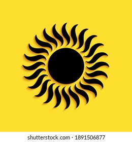 Schwarze Sonne Symbol einzeln auf gelbem Hintergrund. Lange Schattenstil. Vektorgrafik.