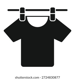 Camiseta negra que se seca en un tendedero después de ser lavada