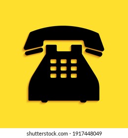 Icono del teléfono negro aislado en fondo amarillo. Teléfono fijo. Estilo de sombra larga. Vector.