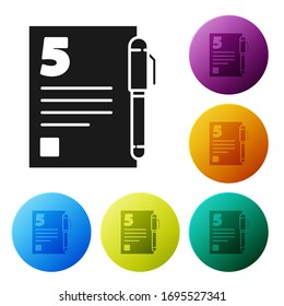 Prueba negra o hoja de examen e icono de pluma aislados en fondo blanco. Papel de prueba, examen o concepto de encuesta. Establecer iconos en los botones de círculo de color. Ilustración vectorial