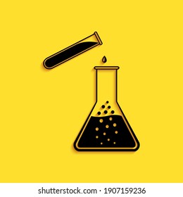 Tubo y matraz de ensayo en negro - ícono de prueba de laboratorio químico aislado en el fondo amarillo. Señal de vidrio de laboratorio. Estilo de sombra larga. Vector.