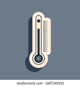 Termómetro negro con escala que mide el calor y el frío, con icono de sol y copo de nieve aislado en fondo gris. Estilo de sombra largo. Ilustración vectorial