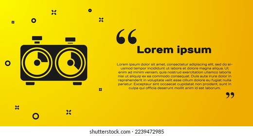 Icono del reloj de ajedrez en tiempo negro aislado en fondo amarillo. Equipamiento deportivo.  Ilustración vectorial