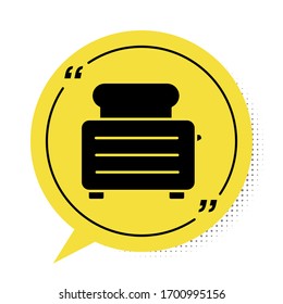 Tostadora negra con icono de tostadas aislado en fondo blanco. Símbolo de burbuja de habla amarilla. Ilustración vectorial
