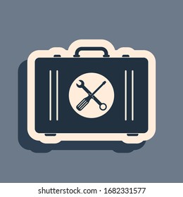 Icono de caja de herramientas negra aislado en fondo gris. Signo del cuadro de herramientas. Estilo de sombra largo. Ilustración vectorial