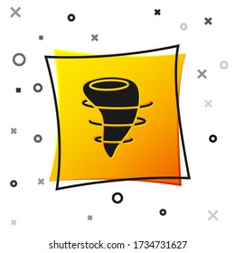 Icono de Tornado negro aislado en fondo blanco. Botón cuadrado amarillo. Ilustración vectorial
