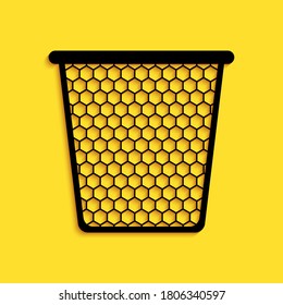 La Basura negra puede aislarse en el fondo amarillo. Signo de basurero. Icono de la canasta de reciclaje. Icono de papelera. Estilo de sombra larga. Vector.