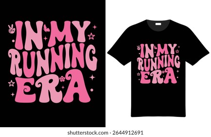 Uma camiseta preta apresenta um gráfico em estilo retrô rosa que diz In My Running Era. As letras estão em um gradiente de tons rosados, acompanhadas por pequenas ilustrações de uma flor, estrelas e uma borboleta.