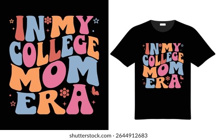 Uma maquete de camiseta preta exibe um design retrô com o texto In My College Mom Era em várias cores pastel. Pequenas flores e uma borboleta acrescentam à estética vintage do design.