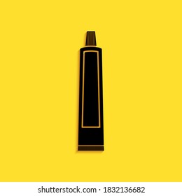 Tubo negro de ícono de pasta dental aislado en fondo amarillo. Estilo de sombra larga. Vector.