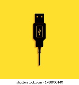 Icono de cable USB negro aislado en fondo amarillo. Conectores y enchufes para PC y dispositivos móviles. Oferta de recarga para smartphone. Estilo de sombra larga. Vector.