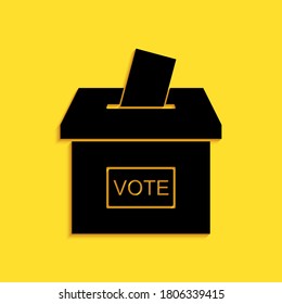 Black Vote Box oder Wahlbox mit Umschlag Symbol einzeln auf gelbem Hintergrund. Lange Schattenstil. Vektorgrafik.