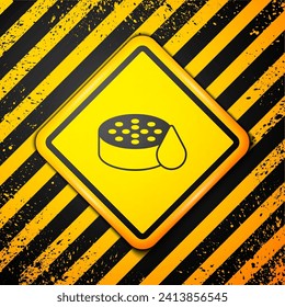 Icono del sensor de agua negra aislado en fondo amarillo. Signo de advertencia. Vector