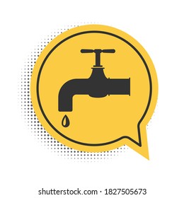 Golpee el agua negra con un icono de caída de gota de agua aislado en fondo blanco. Símbolo amarillo de burbuja de habla. Vector.