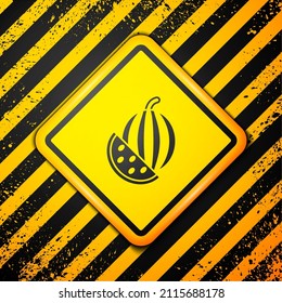 Icono de la sandía negra aislado en fondo amarillo. Signo de advertencia. Vector