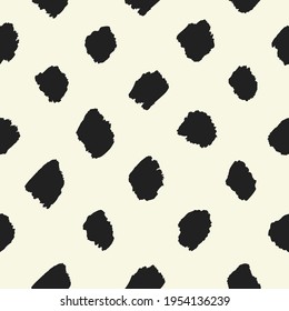 Los trazos abstractos en blanco y negro son un patrón sin fisuras. El pincel de forma irregular pinta el estilo dibujado a mano. Simplicidad y minimalismo. Textura moderna para tela textil, papel, estacionaria. Patrón vectorial.