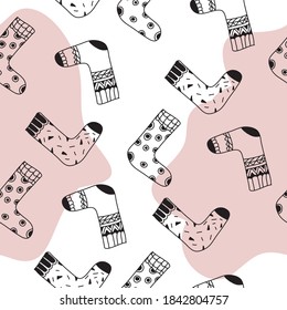 Schwarz-weißer Hintergrund mit Socken doodle verschiedene Umrisse zum Färben.