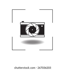 Black and white camera icon with eye stylized lens