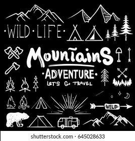 Colección de icono en blanco y negro con tinta y pincel. Estilo Doodle. Conjunto de objetos de aventura dibujados a mano. fogata, montañas, vida silvestre, oso, tienda, chimenea, fuego, árboles.