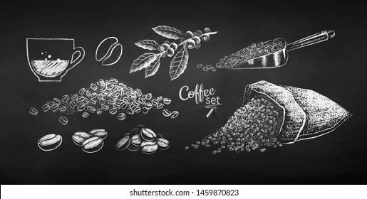 Conjunto de tiza blanca y negra dibujado de ilustraciones de granos de café, sacos y hojas sobre el fondo de la pizarra.