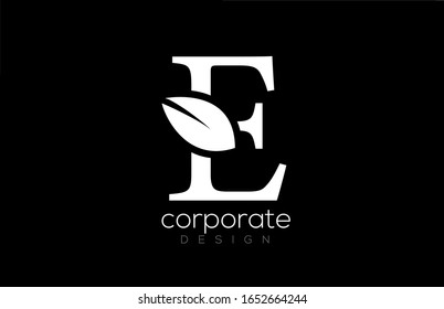 schwarz-weißes E-Buchstaben Alphabet Blatt Logo Symbol Design für Unternehmen und Unternehmen. Geeignet für ein Logo