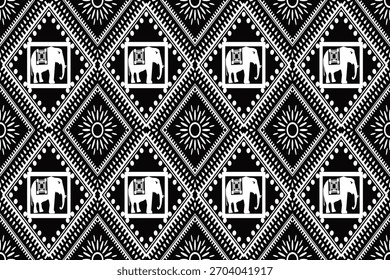 Patrón textil geométrico en blanco y negro con elefantes estilizados en marcos de diamantes con motivos de rayos de sol. Diseño étnico sin costuras ideal para telas, Fondos de pantalla y proyectos decorativos.