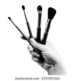 Schwarz-weiße Hand halten Make-up Bürsten im Halbtonstil. Kosmetische Werkzeuge setzen Illustration mit gepunkteter Textur, Schönheit und Hautpflege Konzept einzeln auf Weiß.