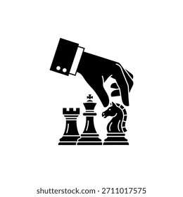 Mano en blanco y negro que mueve el icono de la pieza de ajedrez para el concepto de estrategia