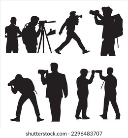 Una imagen en blanco y negro de un hombre tomando fotos con una cámara.