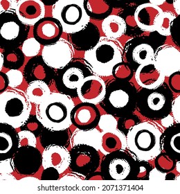 Círculos de tinta negra y blanca aislados en un fondo rojo. Patrón geométrico sin costuras. Dibujo gráfico plano vectorial simple a mano. Textura.