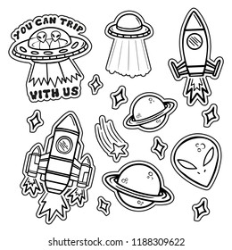 Iconos de línea blanca y negra con parches adhesivos con estrellas alienígenas OVNI spaceships planets. Logo de mascota estilo vectorial moderno impreso a la moda en ropa infantil en el afiche de la camiseta de pantalones.
