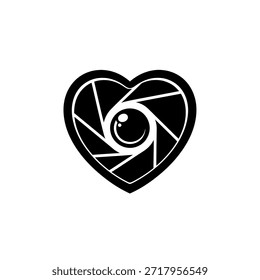 Logotipo en blanco y negro con forma de corazón y apertura de lente de cámara en el interior, que simboliza el amor por la Fotografía.