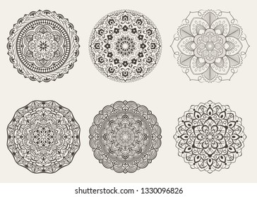 Ilustración vectorial de elementos florales redondos blancos y negros. Colección Mandala. Diseño de líneas florales circulares aisladas de fondo blanco. 