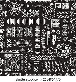 Fondo negro y blanco impecable fondo de arte africano decoración de formas tribales geométricas patrón. Dibujo de lápiz y tinta de antiguos símbolos étnicos tradicionales. Elementos orientales dibujados a mano en estilo doodle.