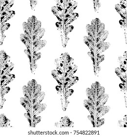 Black and white seamless pattern of autumn, fall oak leaves, hand made ink print, stamp, black and white vector illustration. Hand printed grunge seamless pattern of black and white oak leaves