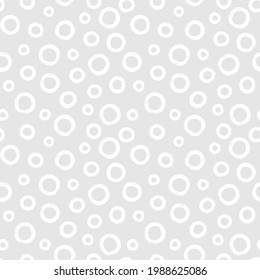 Patrón transparente blanco y negro con anillos en la técnica de trazo de pincel. Fondo abstracto vectorial con círculos pintados a mano aleatoriamente.